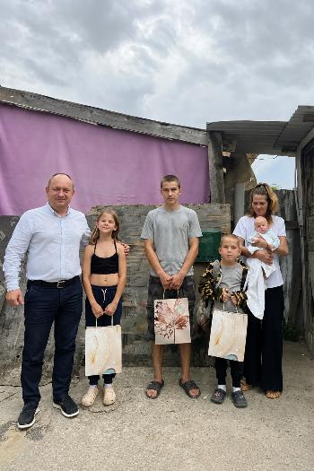 Депутаты Совета г. Горячий Ключ по 7 избирательному округу Роман Костин и Ваграм Кочьян, который является руководителем отделения партии "ЛДПР" в г. Горячий Ключ, приняли участие в акции «Собери ребенка в школу»