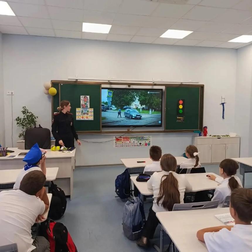 Чтобы ребёнка заметили на дороге!