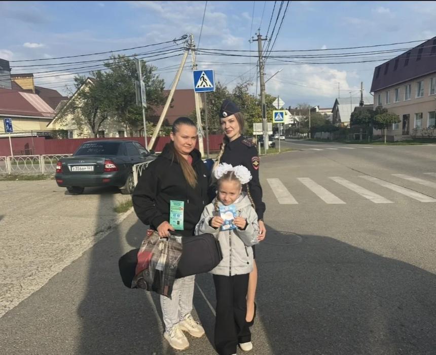 Ребёнок учится безопасности на дороге, глядя на взрослых.