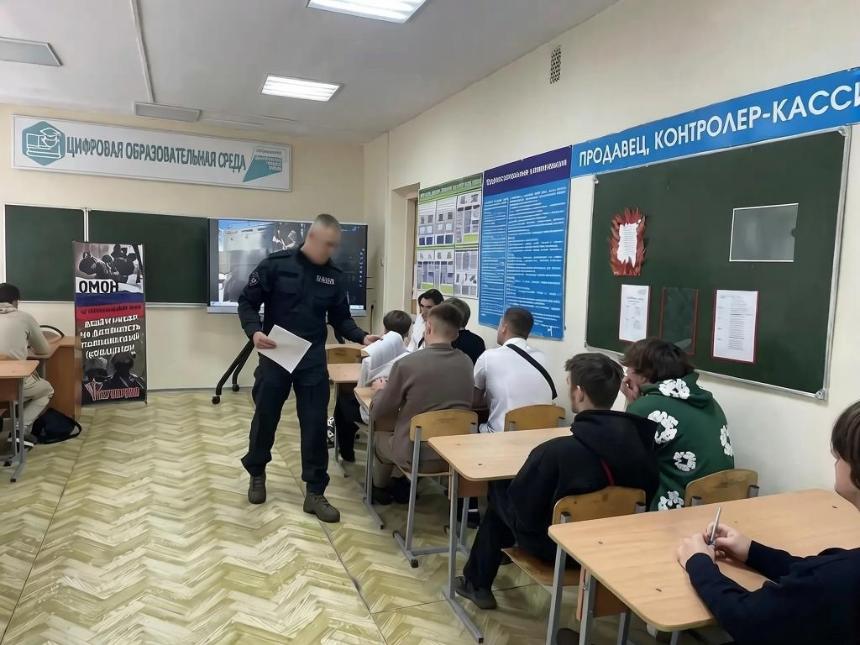 Профориентационные встречи с сотрудником ОМОН «Пластун»