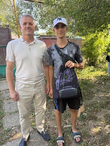 Депутаты Совета г. Горячий Ключ по 1 избирательному округу Борис Филь и Антон Таравков, представитель партии "Новые люди", приняли участие в акции "Собери ребенка в школу". Школьники из малообеспеченных семей получили канцелярские принадлежности.